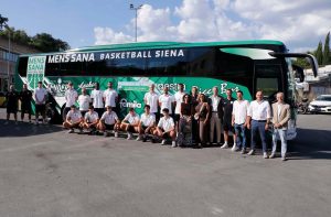 Mens Sana, ecco il nuovo autobus: i colori biancoverdi in viaggio per l&rsquo;Italia