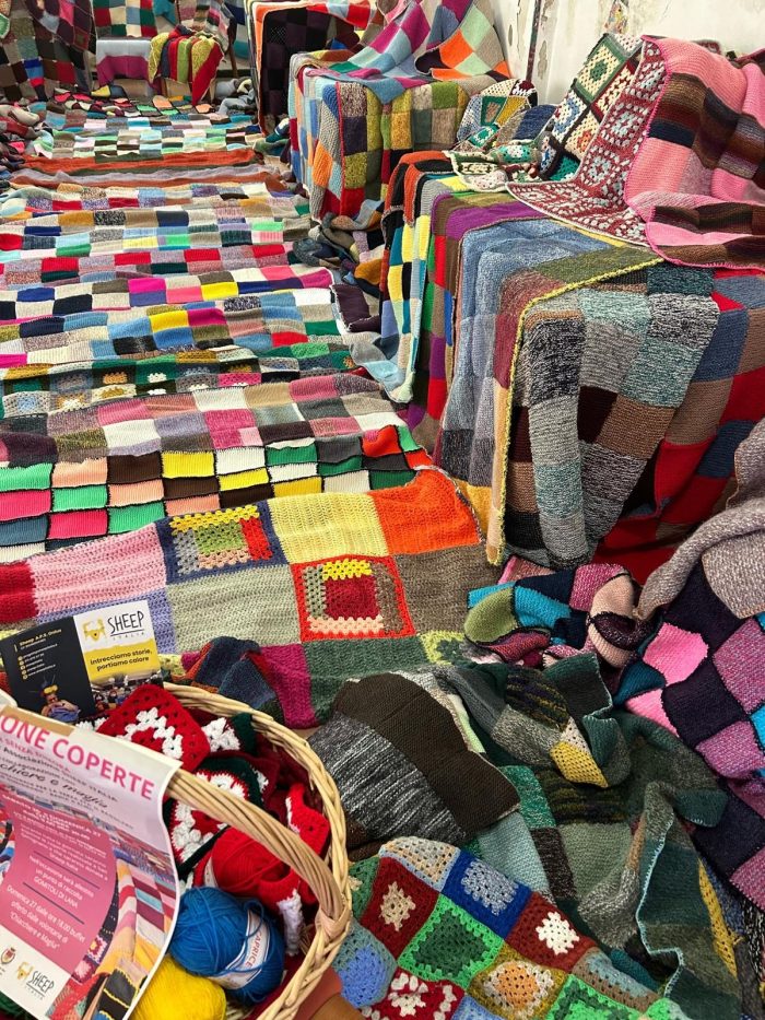 San Gimignano, solidariet&agrave; e socializzazione con la mostra &ldquo;Coperte per senza dimora&rdquo;