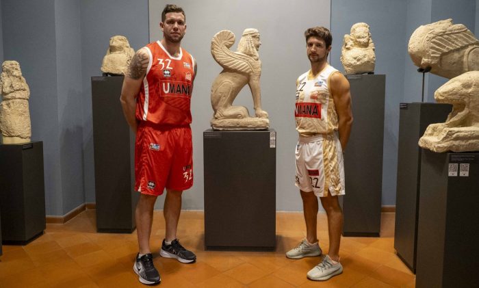 La Sfinge etrusca scende in campo con la San Giobbe Basket: la storia di Chiusi sulle nuove maglie da gioco
