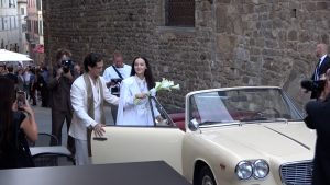 Damiano David e Dove Cameron, la luce del s&igrave;: bianco e semplicit&agrave; nel cuore di Montalcino