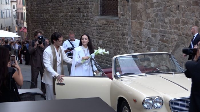 Damiano David e Dove Cameron, la luce del s&igrave;: bianco e semplicit&agrave; nel cuore di Montalcino