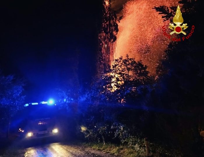 Maltempo a Siena nella notte: tre gli interventi dei Vigili del Fuoco a causa dei fulmini caduti