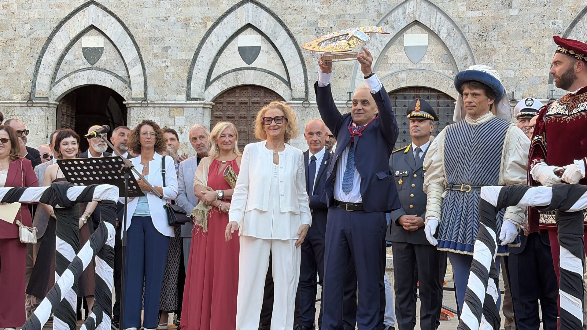 Palio di Siena, consegnato il Masgalano 2026 alla Contrada della Torre