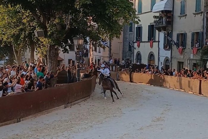 Palio di Castel del Piano, vince Le Storte