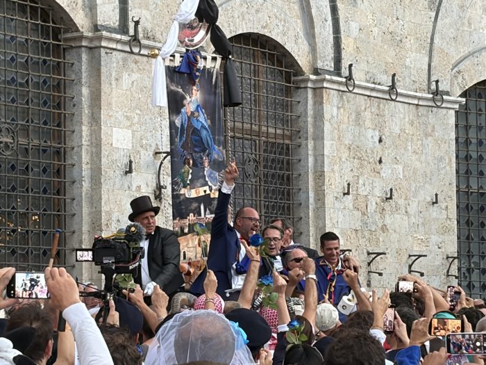 II Nicchio celebra il trionfo nel Palio di agosto: oltre 1.500 persone invadono Siena per il Corteo della vittoria