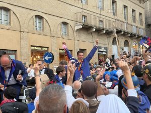 Palio, stasera su Siena Tv le immagini del corteo della vittoria del Nicchio