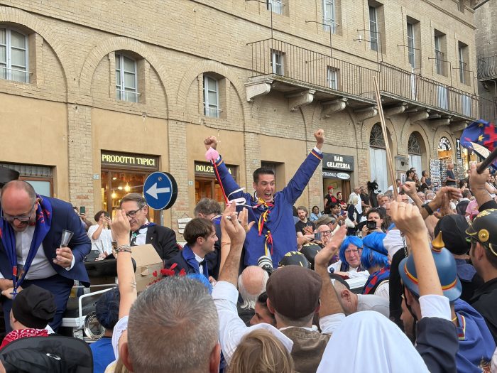 Palio, stasera su Siena Tv le immagini del corteo della vittoria del Nicchio