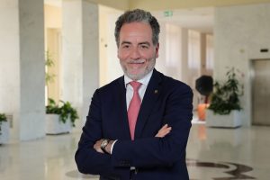 Intesa Sanpaolo annuncia assunzioni e investimenti su Siena alla vigilia dell&rsquo;assemblea Mps