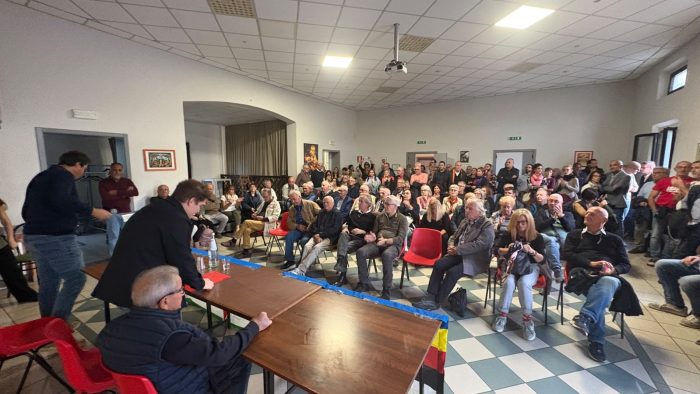 Circolo Due Ponti, assemblea presa d&rsquo;assalto: circa 300 persone per salvare la sede storica