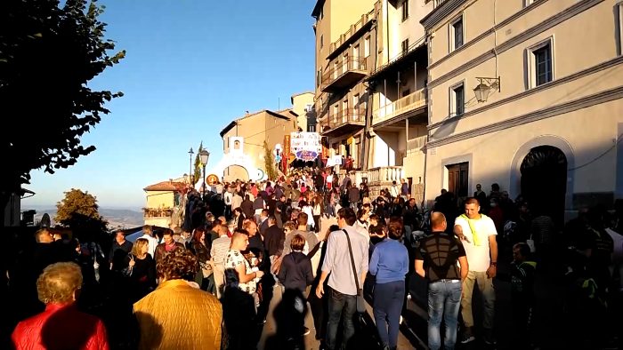 Castiglione d&rsquo;Orcia, torna la Festa del Marrone di Campiglia d'Orcia: il borgo diventa un teatro a cielo aperto