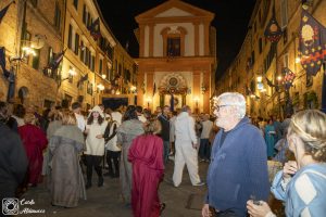 Palio di Siena, il rione del Nicchio diventa Itaca: magia e festa in costume aspettando la Cena della Vittoria