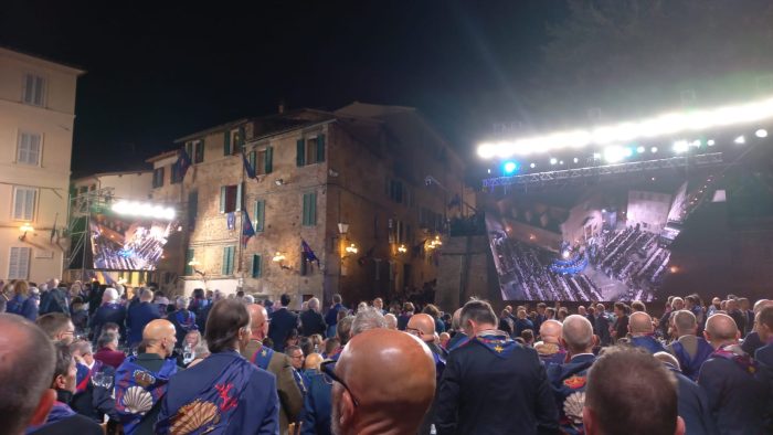 Palio di Siena, il Nicchio in festa nei Pispini: 3.500 a tavola per la Cena della Vittoria