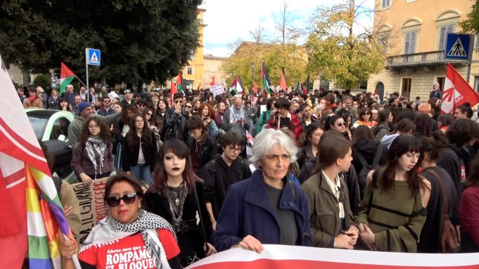 Siena, in circa 400 in corteo contro carovita e riarmo: tanti studenti in piazza