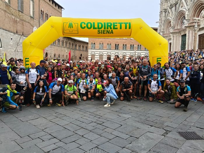 Walking Francigena Ultramarathon, il decennale da record: oltre 3200 iscritti. Radio Siena Tv ha raccontato la camminata passo dopo passo