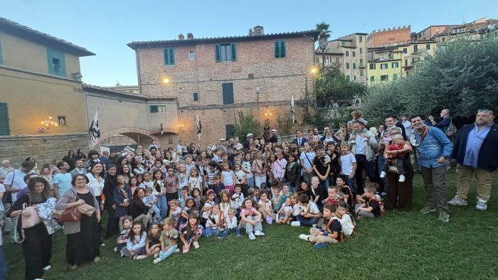 Palio di Siena, Preziosa Penelope torna nella Lupa: il 'cappotto' rivive negli occhi dei bambini