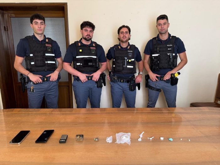 Siena, droga in centro storico, arrestato 22enne: aveva hashish, cocaina e crack