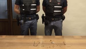 Siena, finto finanziere truffa un'anziana e fugge con i gioielli: intercettato e arrestato dalla Polizia