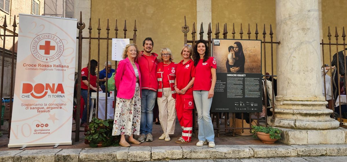 fotonotizia mercatino Croce Rossa Siena
