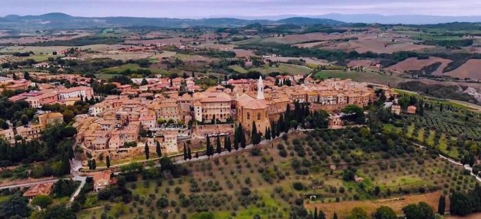 Pienza, controlli della Polizia Municipale contro le guide abusive: sanzionati cinque soggetti e due tour operator