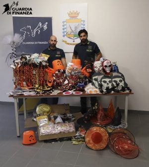 Controlli sulla sicurezza dei giocattoli, oltre 10 mila articoli per Halloween sequestrati dalla Gdf nel Senese