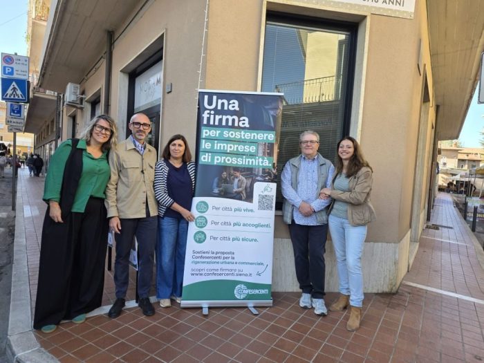 Chiusi, oltre cento firme al mercato per sostenere il commercio di vicinato
