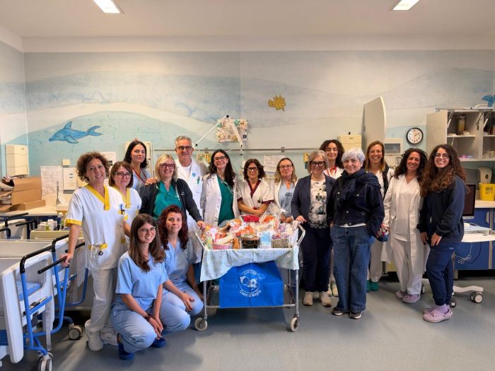 Cuore di Maglia porta all&rsquo;ospedale di Nottola cappellini, copertine e accessori artigianali
