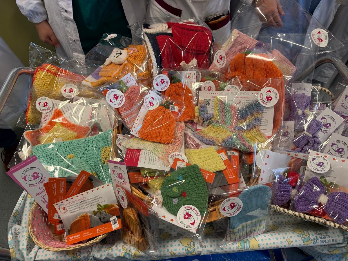 Cuore di Maglia porta all’ospedale di Nottola cappellini, copertine e accessori…