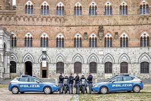 Aggredisce gli agenti e danneggia auto della Polizia, arrestato in pieno centro a Siena