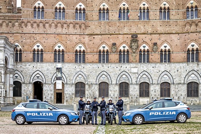 Aggredisce gli agenti e danneggia auto della Polizia, arrestato in pieno centro a Siena