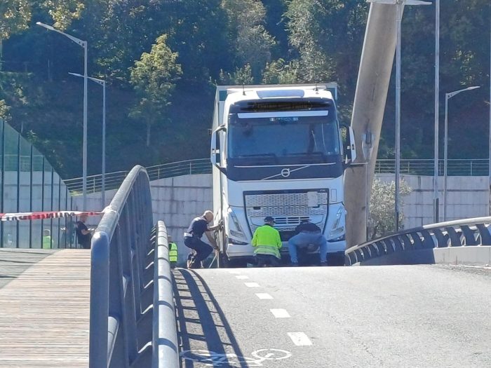 Siena, grave incidente al ponte di Malizia: ciclista travolta da un camion. Riaperta la circolazione