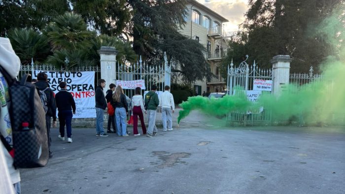 Protesta all'Istituto Agrario di Siena: "Il caro gasolio mette a rischio il futuro della nostra agricoltura"